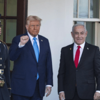 DONALD TRUMP GREETS ISRAEL’S PRIME MINISTER BENJAMIN NETANYAHU AT THE WHITE HOUSE ON FEBRUARY 4, 2025. (PHOTO: CHIP SOMODEVILLA / GETTY IMAGES)